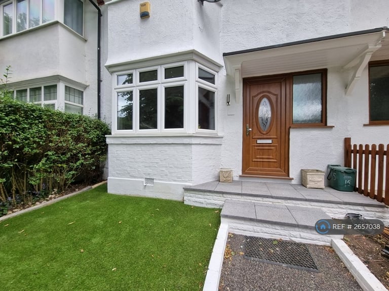 image for 3 bedroom flat in The Ridgeway, London, W3 (3 bed) (#2657038)