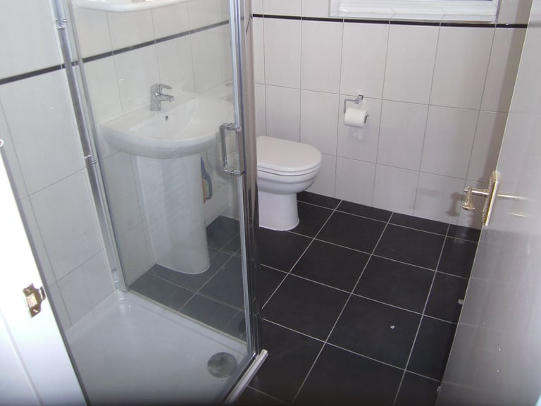 Includes Bills In Family House 2 DRooms To Let 2 Share Shower Kitchen Near Tube Bus Shops Parknt