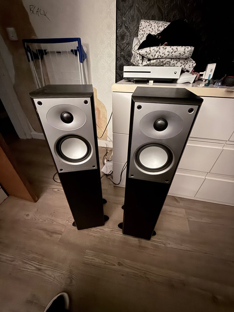 Amplifier/CD receiver MARANTZ M-CR502 with floor speakers 
