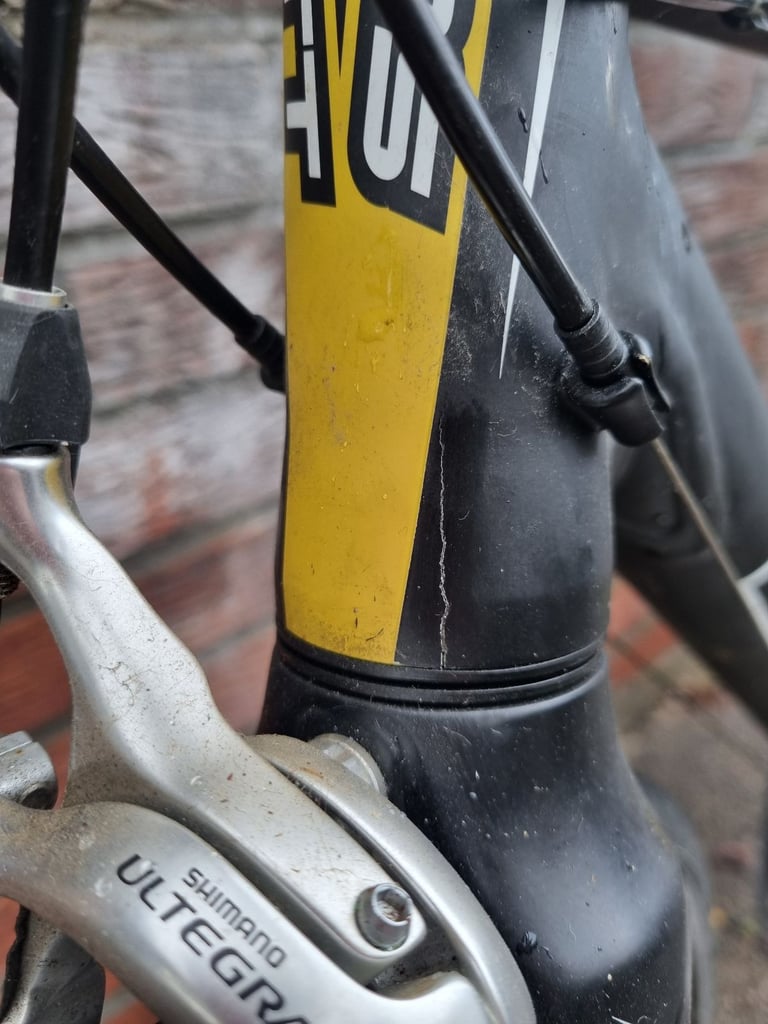 Scott speedster s10 road bike. Full ultegra groupset,  30 gears. R550 shimano wheels. Frame cracked.