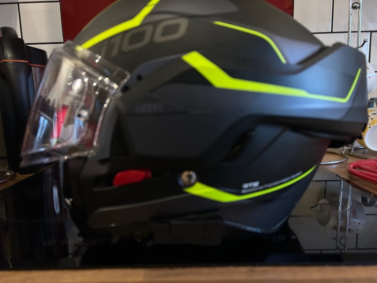 HJC i100 flip helmet with sun visor Large 