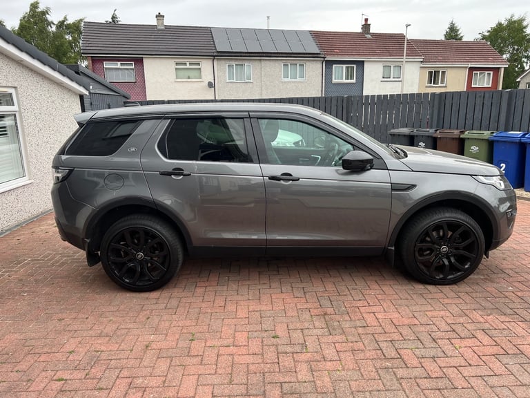 image for 2 former keeper 2019  Land-rover discovery sport se tech td4 2L diesel 6 speed manual mot  1 year