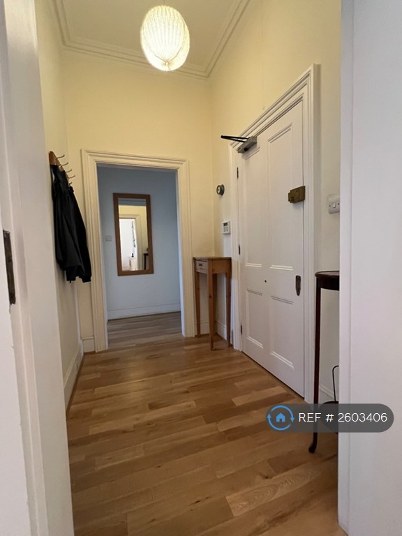 3 bedroom flat in Pembridge Square, London, W2 (3 bed) (#2603406)