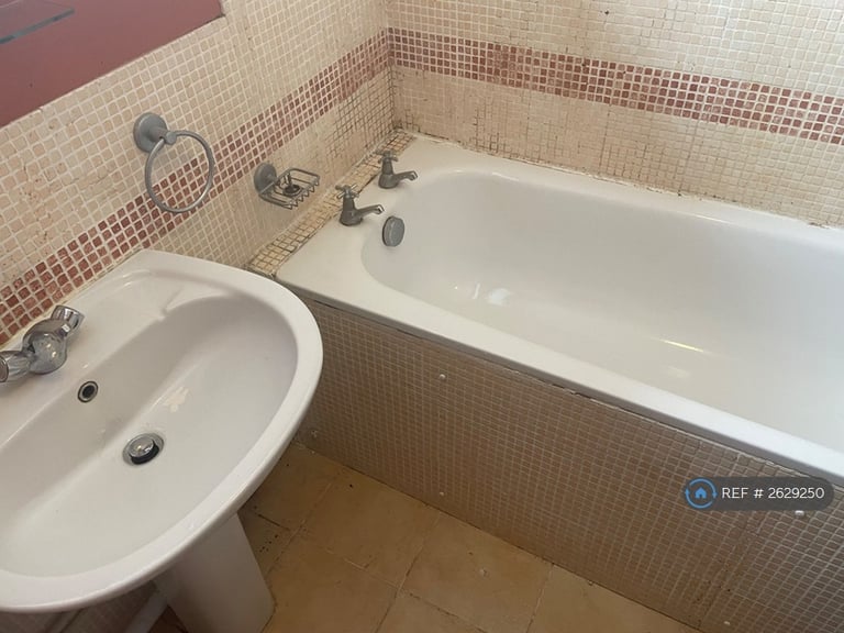 4 bedroom house in Canterbury Way, Stevenage, SG1 (4 bed) (#2629250)