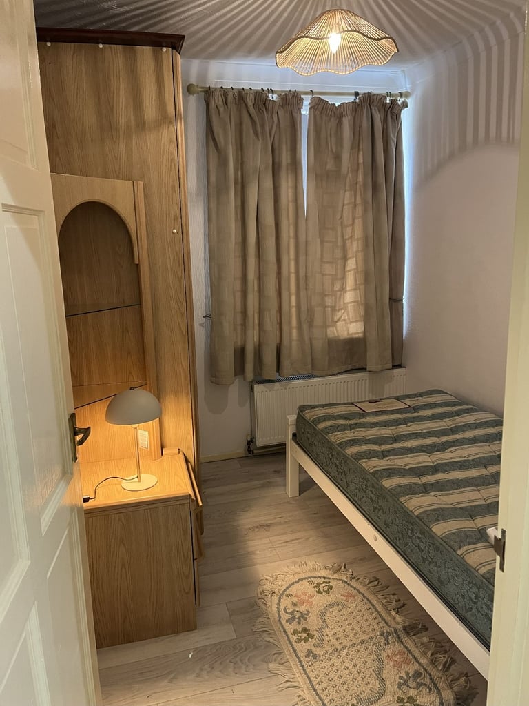 Flat Share 2 Bed Annexe Ruislip - Single & Double - £150/£200 P.W. Bills Included 