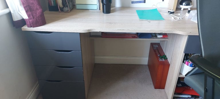 Office desk and chair free