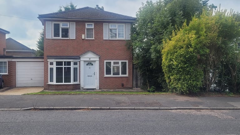 LARGE 4 BEDROOM DETACHED HOUSE IN UPPER SELSDON