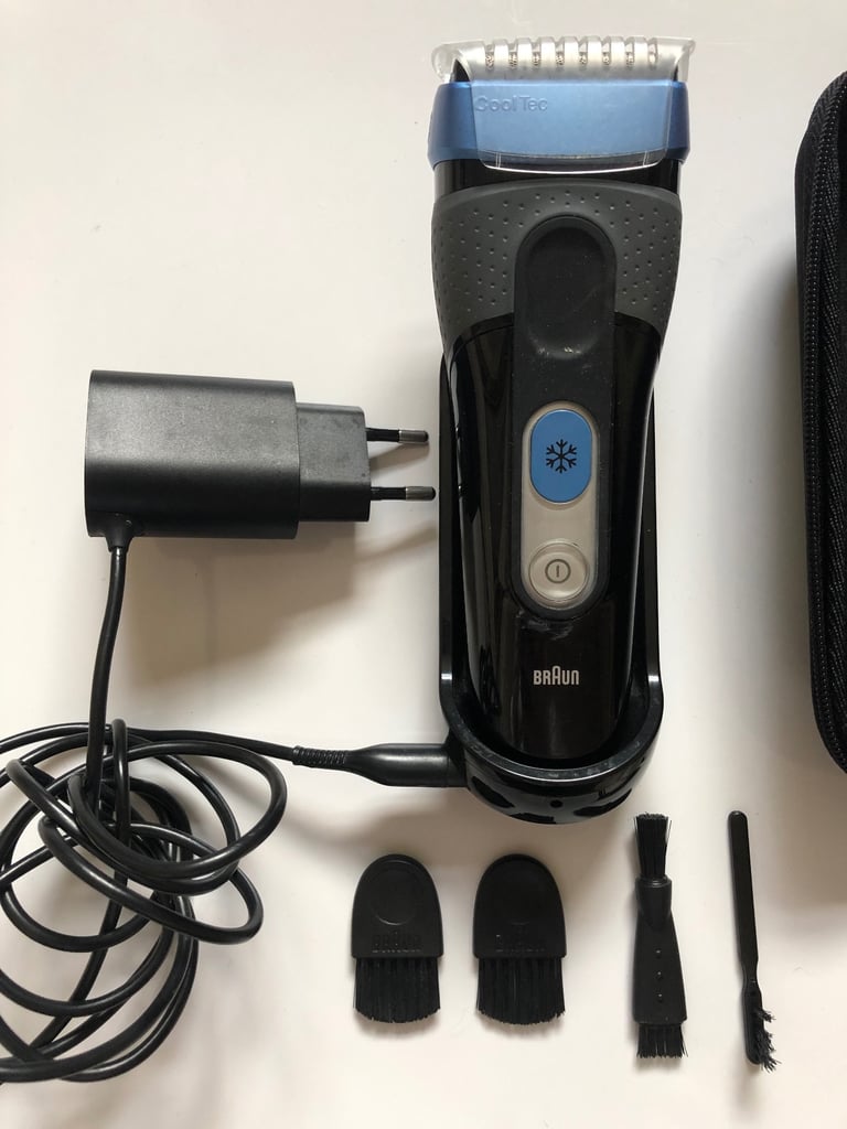  Braun Black CoolTec  Men’s Electric Razor Charging unit, carrying case and cleaning brushes. 