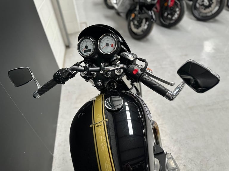 STUNNING LOW MILEAGE 2015/15 TRIUMPH THRUXTON MOTORCYCLE 