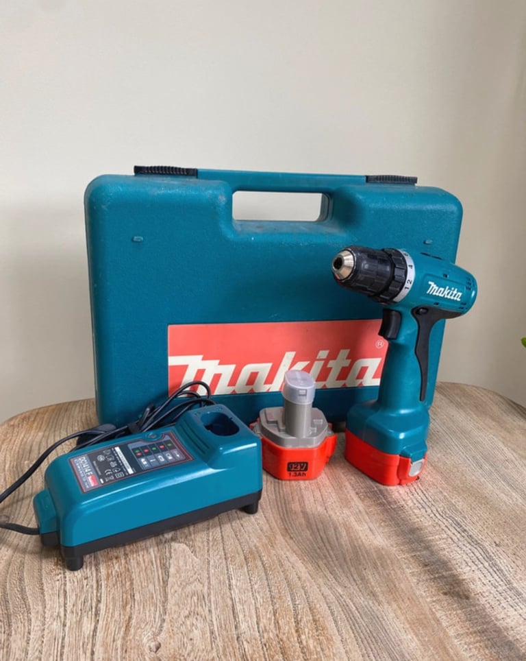Makita drill 6270D, batteries, charger and case
