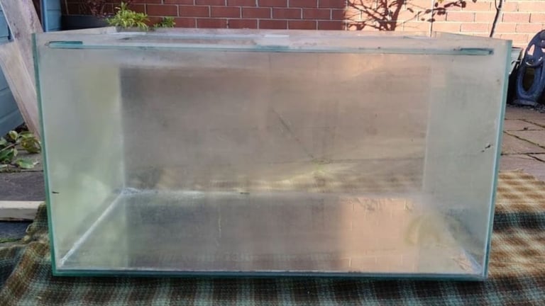 Large fish tank, with external filter, light and heater and 2 acylic sheet covers 200l.