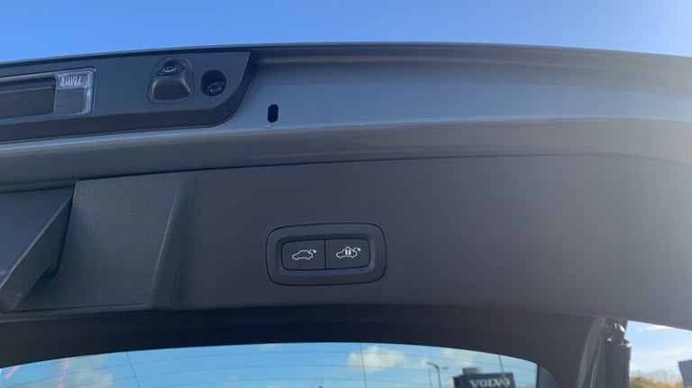 2023 Volvo XC40 Ultimate, B4 mild hybrid, Petrol, Dark ESTATE N/A Automatic