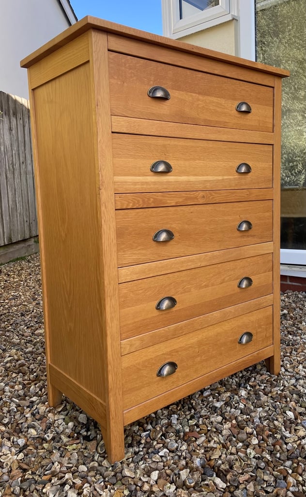 Solid oak chest of drawers 