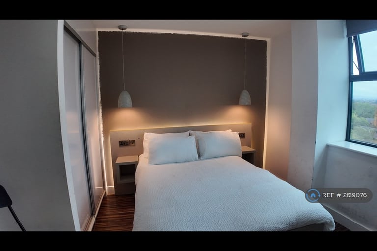 3 bedroom flat in West Point, Manchester, M16 (3 bed) (#2619076)