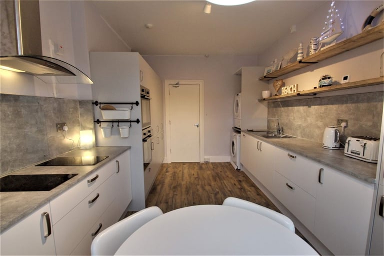 Double Bedroom in Professional Household