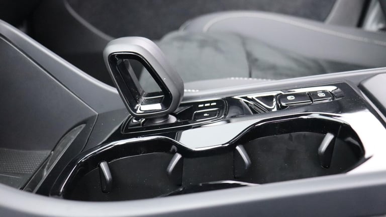 2025 Volvo XC40 B4 (P) Ultra Dark (Sunroof, Pilot Assist, 21' Alloys, BLIS) ESTATE Petrol/Electri...