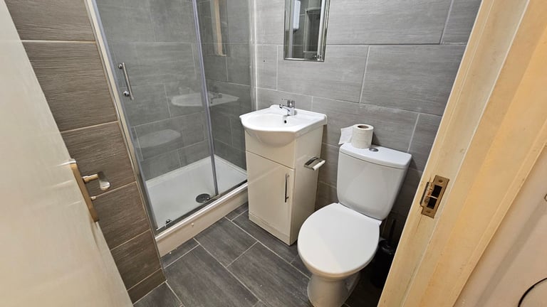 Ground floor 1 bedroom flat to rent on High Road in Willesden Green just short walk from station