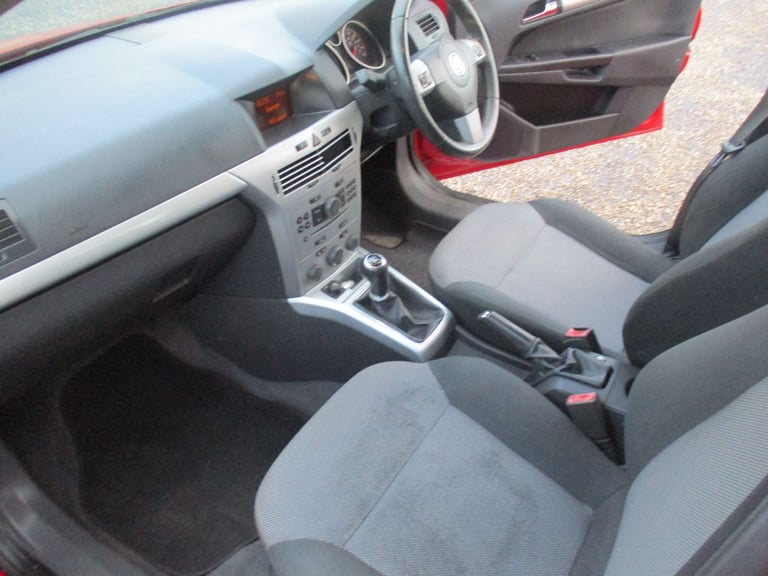 VAUXHALL ASTRA 1.6 PETROL 5 DOOR. 12 MONTHS MOT. RECENT SERVICE. TIMING BELT DONE.
