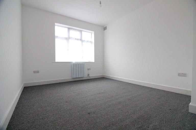 HUGE REFURBISHED TWO BED MAISONETTE- FELTHAM HANWORTH HOUNSLOW HEATHROW HAMPTON