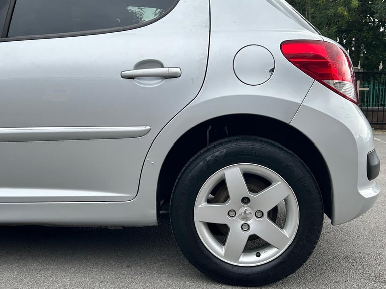 2011 Peugeot 207 1.4 VTi Sportium Euro 5 5dr HATCHBACK Petrol Manual