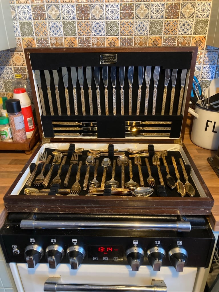 image for ROYAL GOLD PLATE Design WEBBER AND HILL 136 Piece Canteen of Cutlery Set