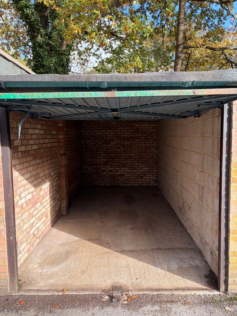 Secure Garage to let, Bracknell, RG12 - Lock up garage 17x8 with access 24/7