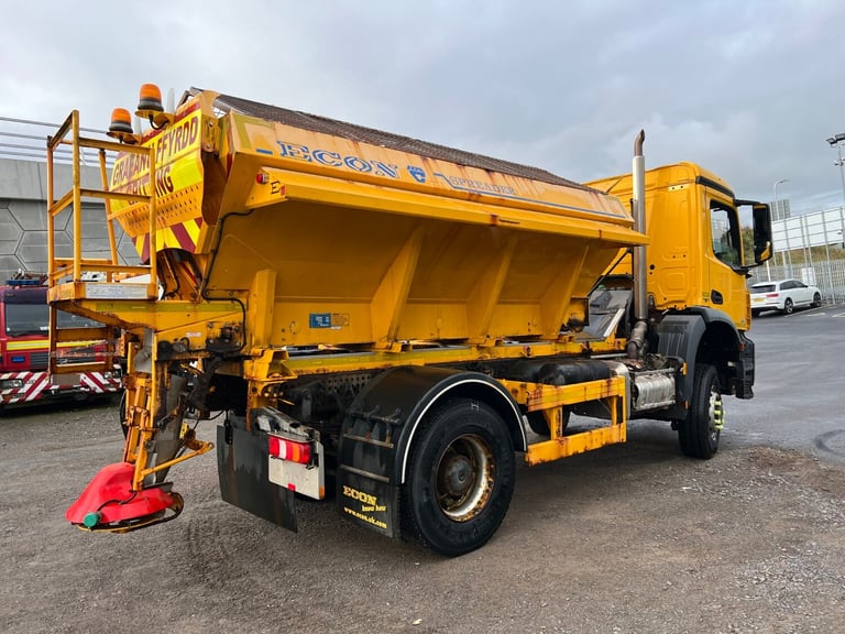 2017 Mercedes-Benz AROCS 1824 BLUETEC 6 18 TON AUTO 4X4 ECON GRITTER C/W PLOUGH ATTACHMENT (EURO ...