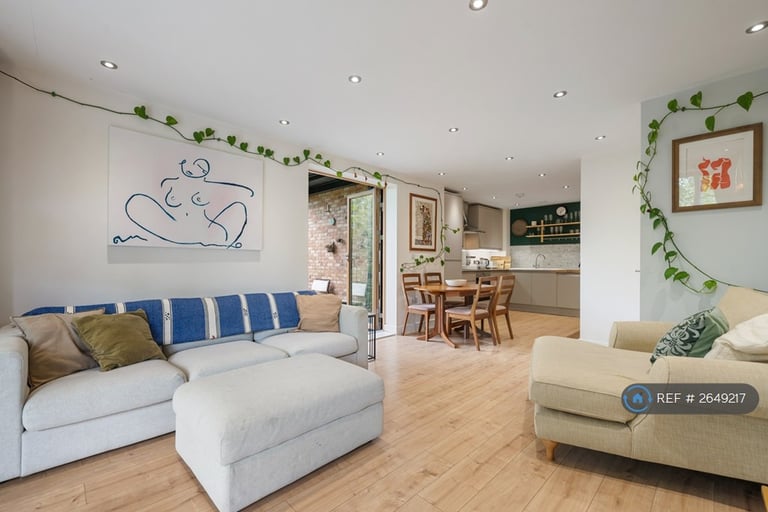 3 bedroom flat in Upper Clapton Road, London, E5 (3 bed) (#2649217)