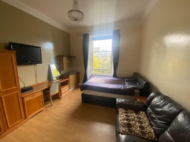 CITY CENTER LUXUARY DOUBLE ROOM ALL BILLS INCLUDED NEAR PRINCESS STREET 