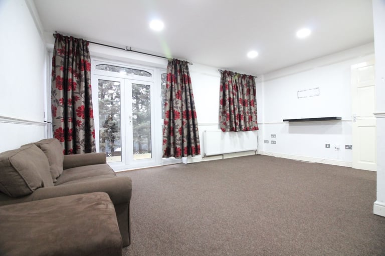 HUGE THREE BEDROOM DUPLEX APARTMENT WITH PARKING- HAYES YEADING NORTHOLT SOUTHALL