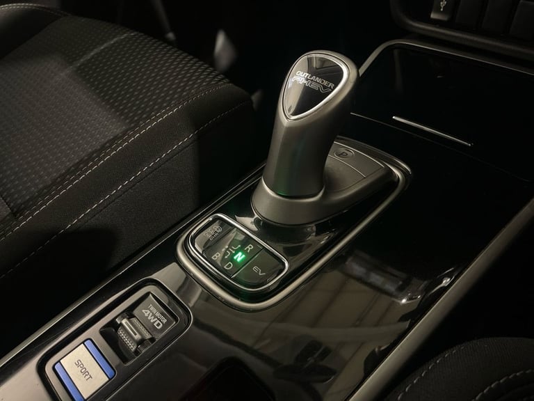 2020 20 MITSUBISHI OUTLANDER 2.4H TWINMOTOR 13.8KWH DESIGN SUV 5DR PETROL PLUG-I