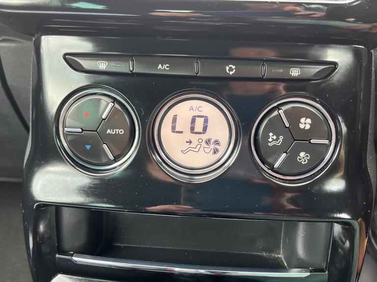 2017 DS Automobiles DS 3 1.2 PureTech 82 Connected Chic 3dr HATCHBACK Petrol Manual