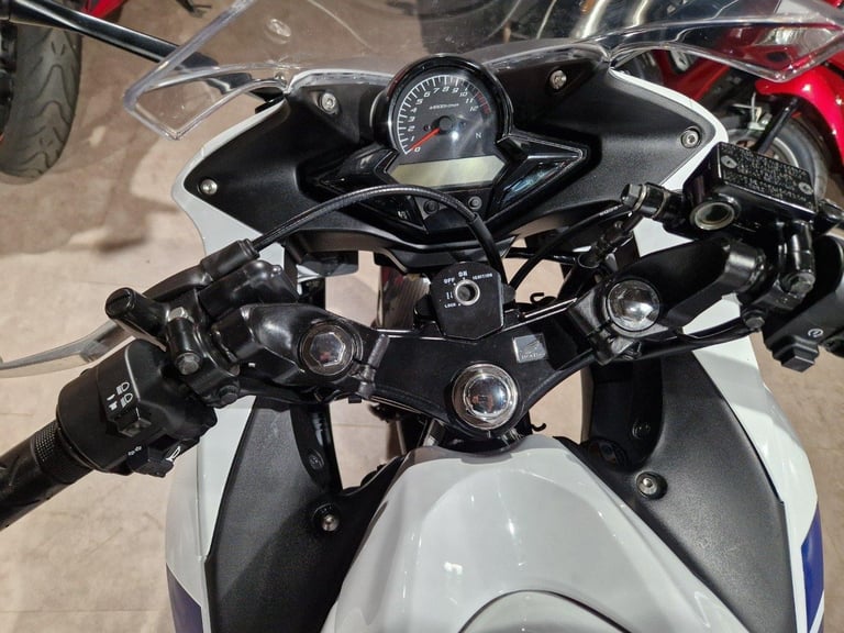 HONDA CBR 125 IN WHITE AND RED