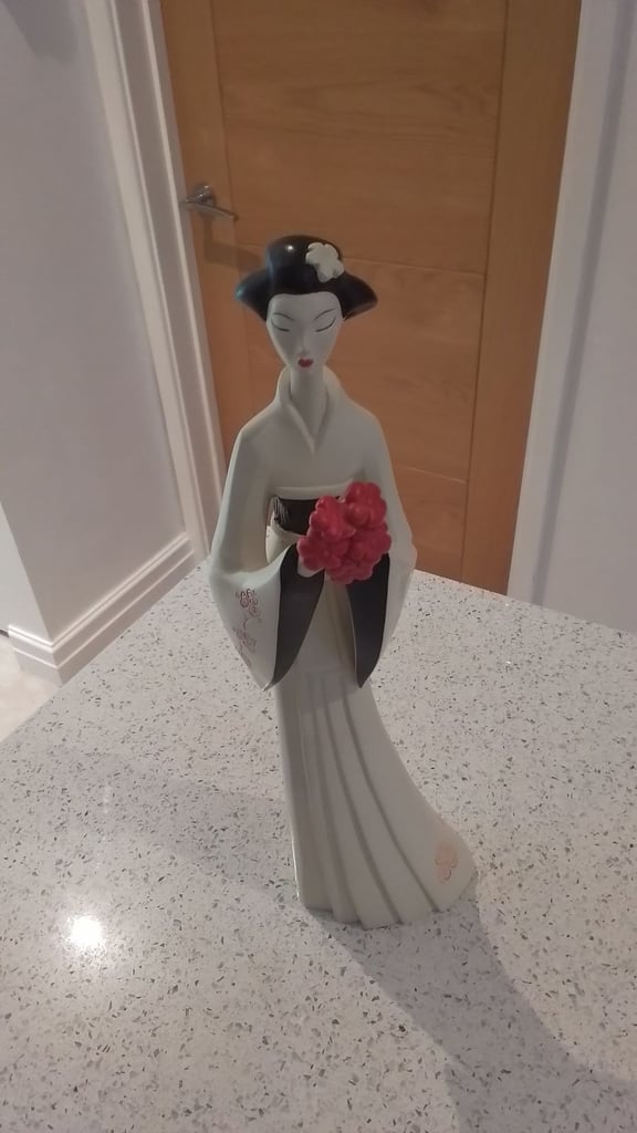 Japanese statue by Artforum 