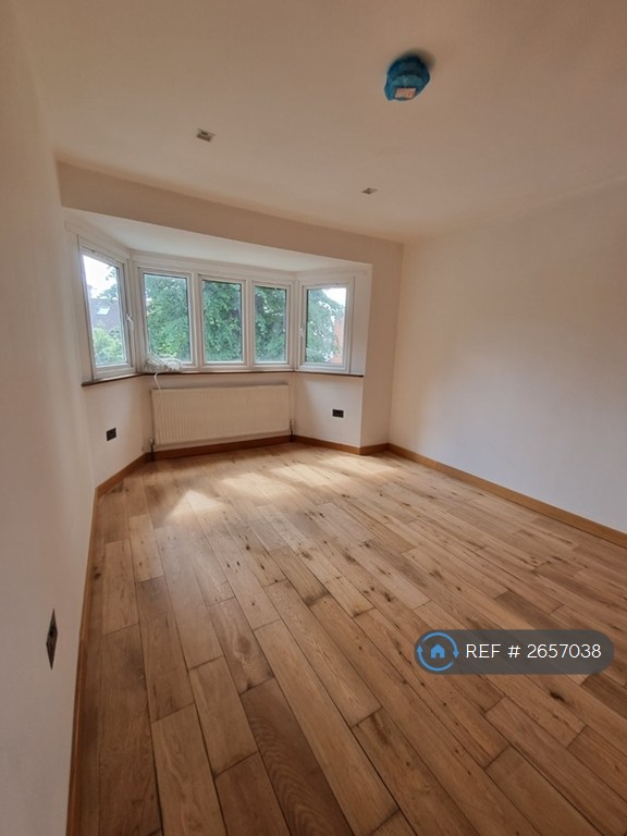 3 bedroom flat in The Ridgeway, London, W3 (3 bed) (#2657038)