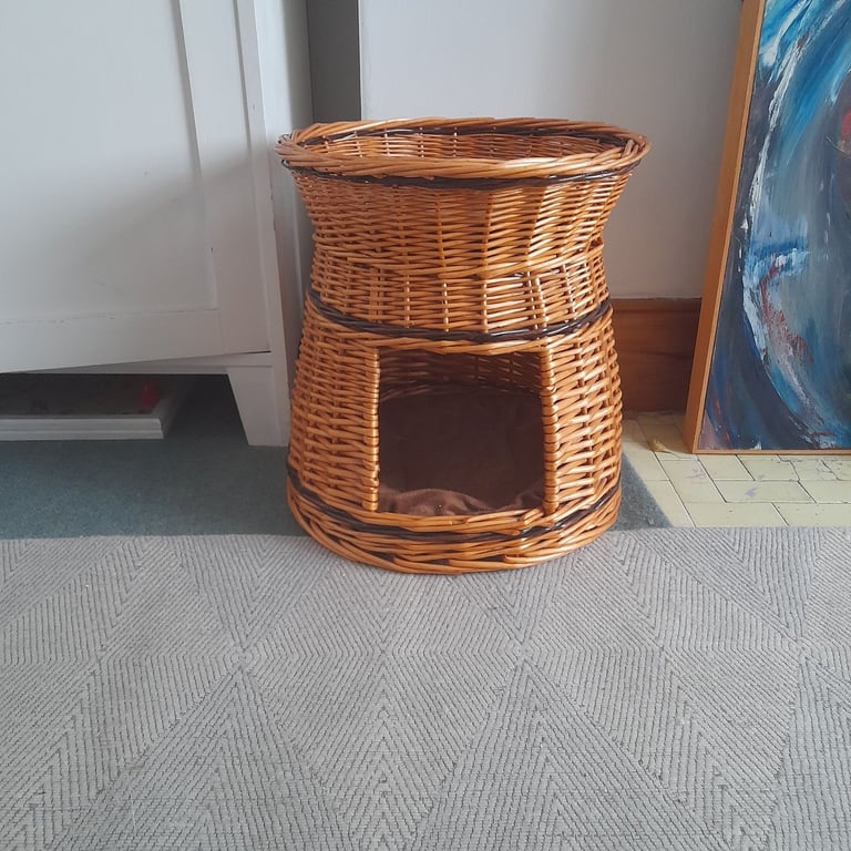 Lovely wicker cat bed with cushions