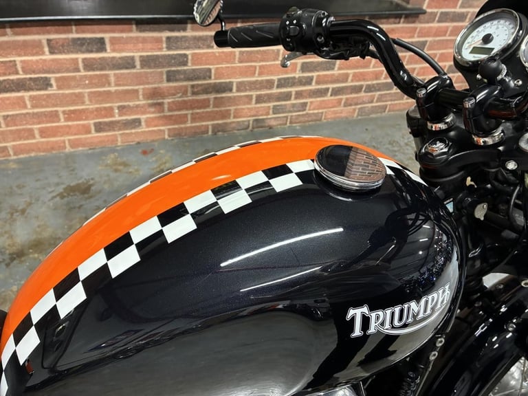 Triumph Thruxton in Davida colours by 8 ball paintworks for sale Chesterfield