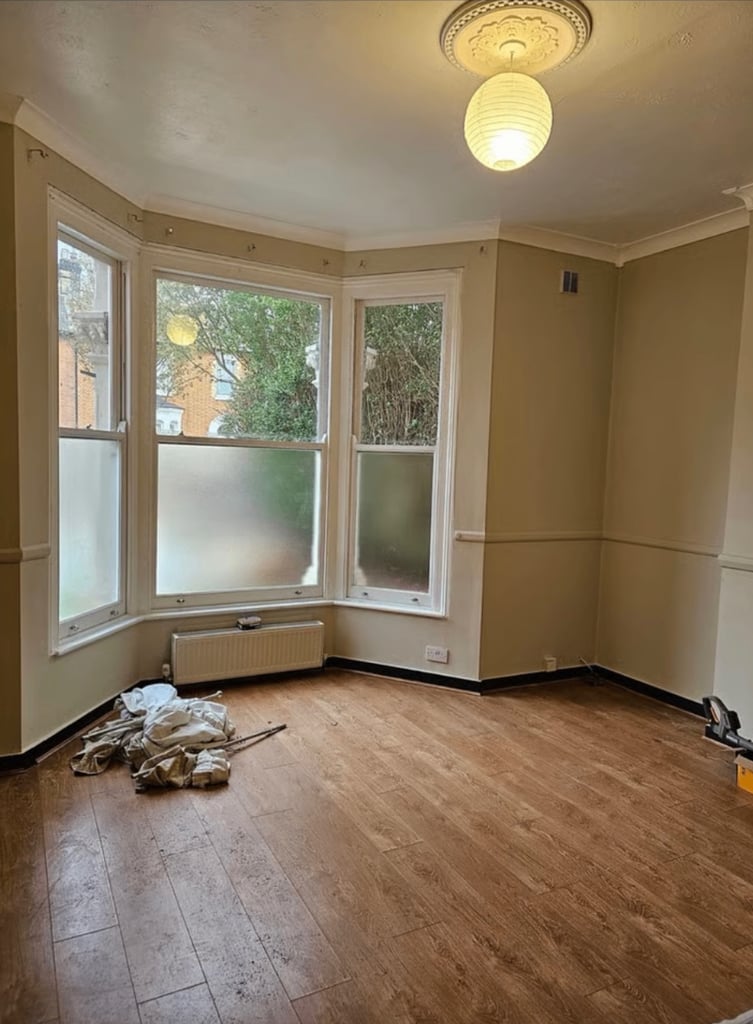 Modern 3-bedroom Flat | Renovated | Fitted Kitchen | Parking | Garden | Osborne Road, London - E7