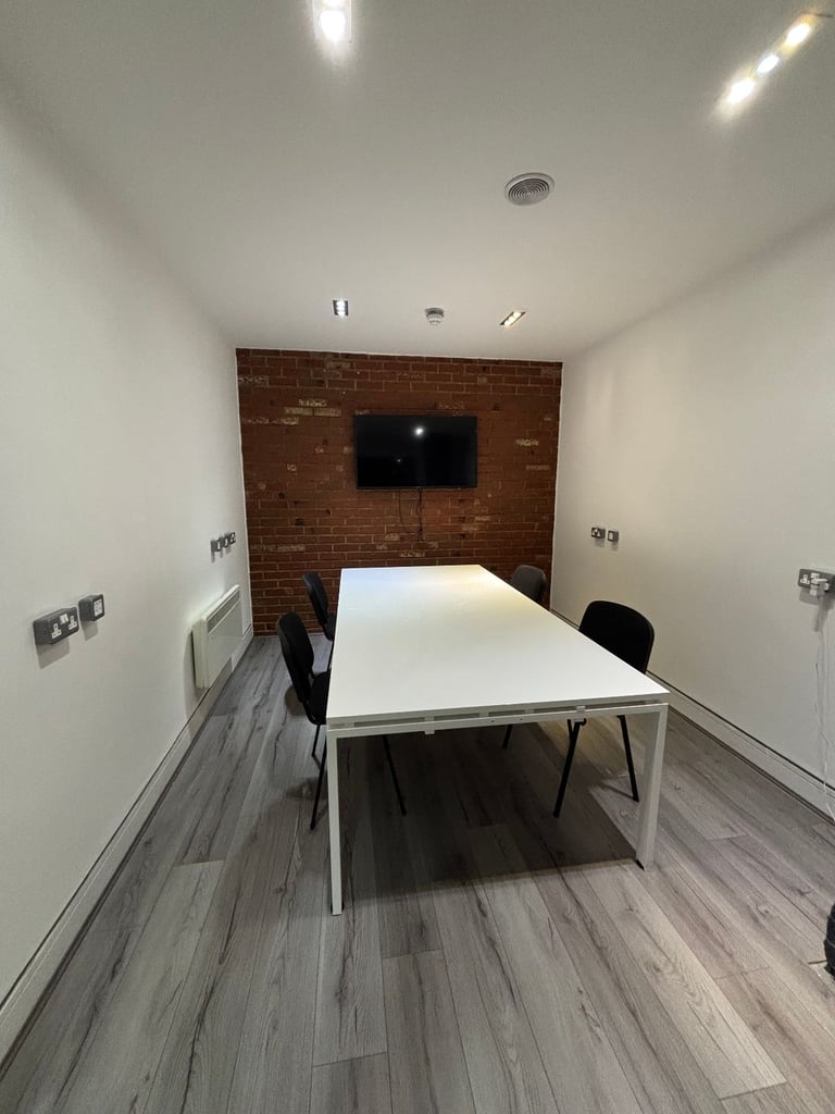 Liverpool, L1 - 40 Desks Furnished, Utility bills & internet included.