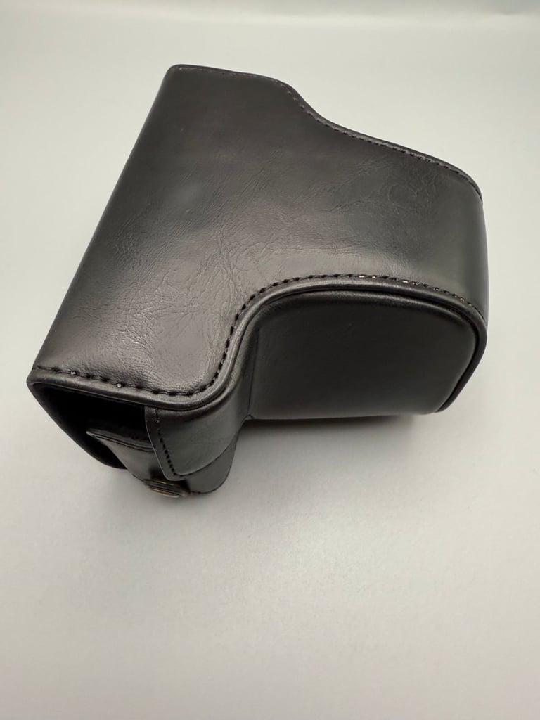  MegaGear MG1325 Ever Ready Leather Case with Battery Access, Black