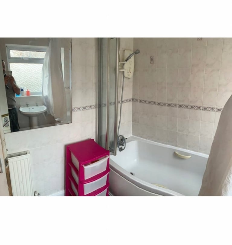 Extra large double room fully furnished near  High cross and DMU