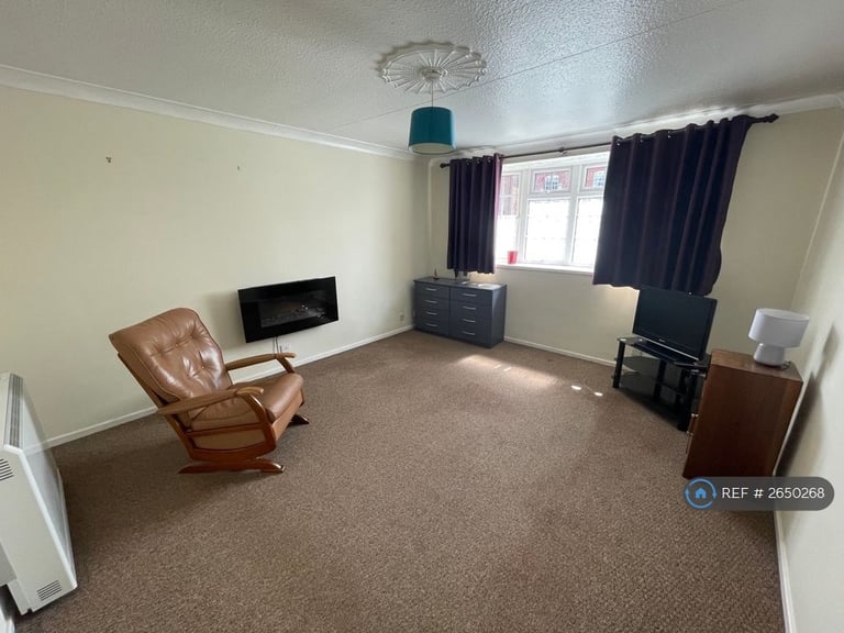 1 bedroom flat in Bradford Court, Leamington Spa, CV31 (1 bed) (#2650268)