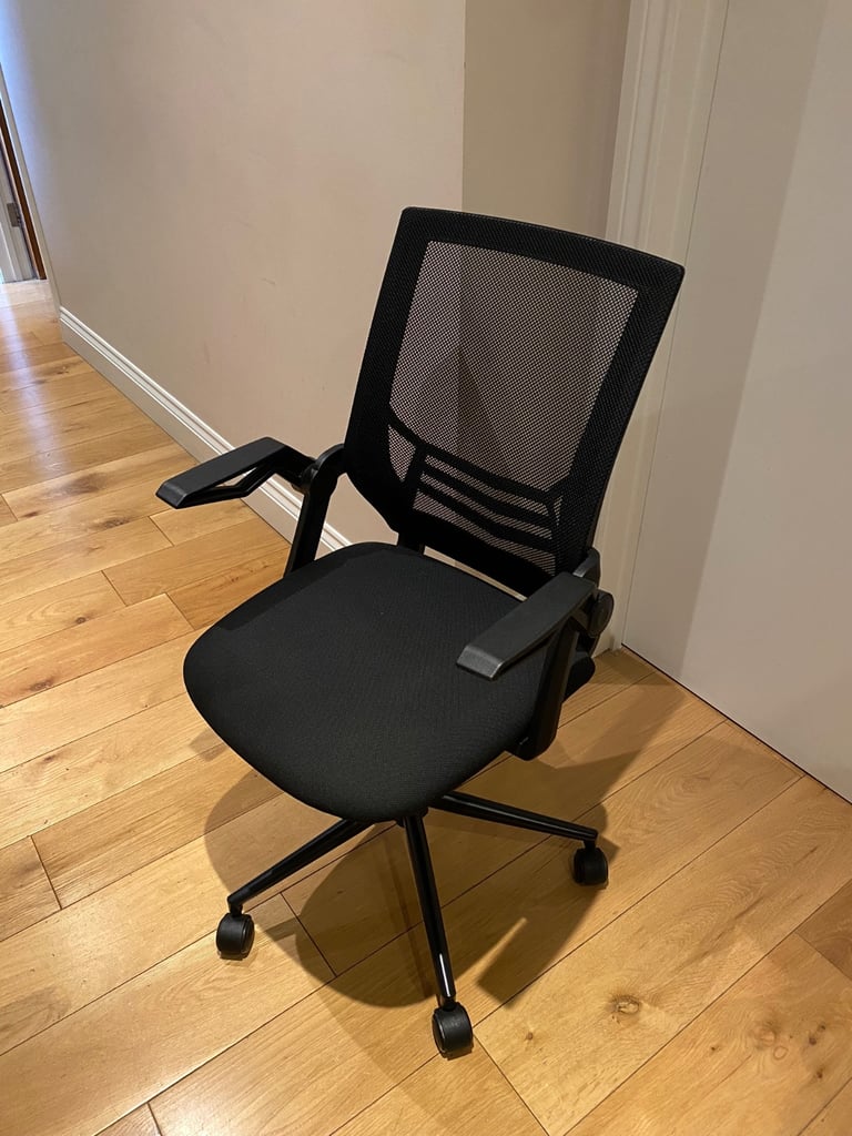 Black office chair / desk chair 
