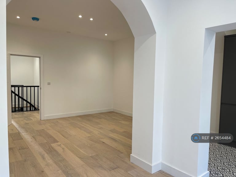 2 bedroom flat in Emanuel Avenue, London, W3 (2 bed) (#2654484)