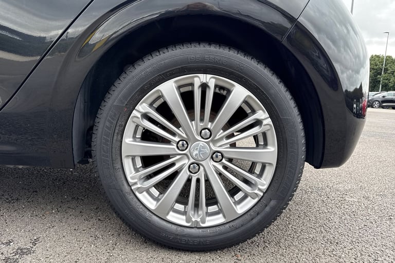 2019 Peugeot 208 1.2 PureTech Signature Euro 6 (s/s) 5dr Hatchback PETROL Manual