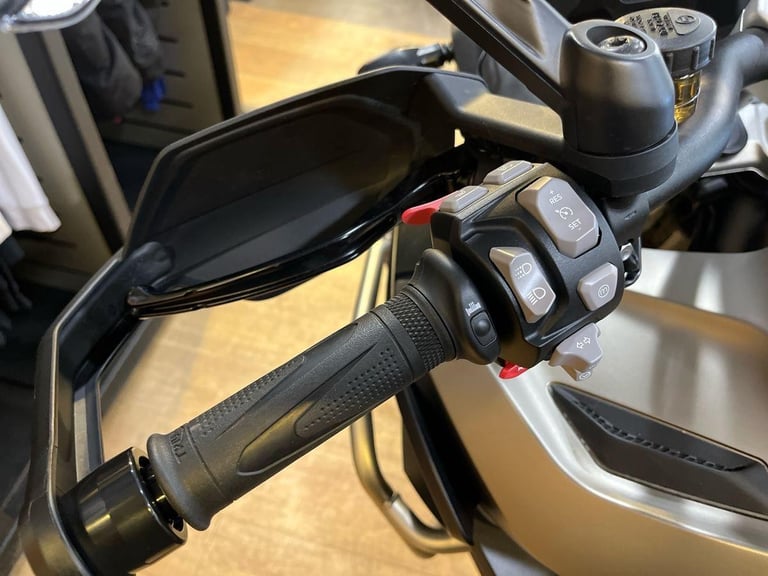 2025 Triumph Tiger 1200 RALLY EXPLORER PREMIUM COLOUR Petrol yellow 6 Speed