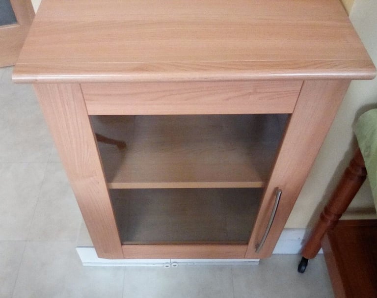 Wall cabinet with glass door