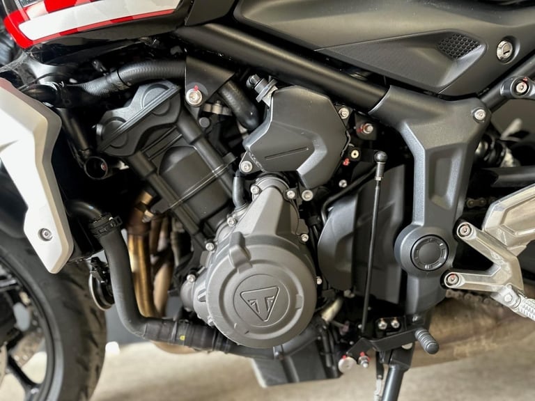STUNNING ONE OWNER 2024/24 TRIUMPH TRIDENT 660 MOTORCYCLE