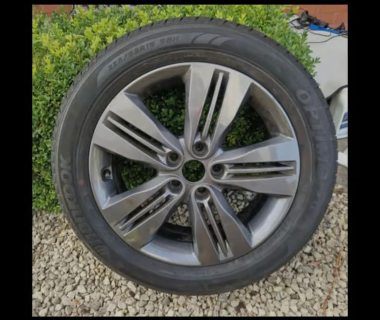 image for Hyundai alloy wheel with tyre