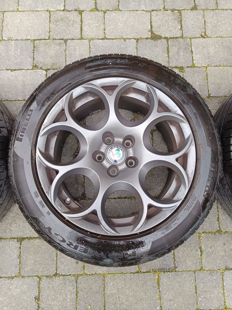 image for 17 inch Horseshoe Pepperpot Alloy Wheel Set - Alfa Romeo Giulia